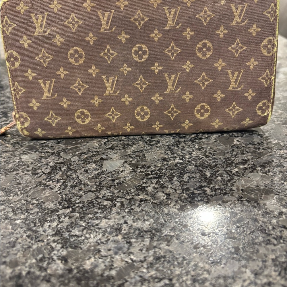 Louis Vuitton Zippy wallet in a fabric canvas